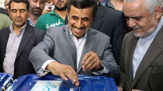 بالصور | أحمدي نجاد يدلي بصوته في الانتخابات الرئاسية الإيرانية