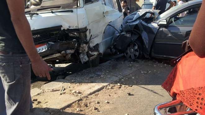  إصابة 6 ركاب في حادث انقلاب سيارة على طريق 