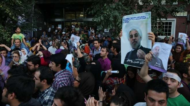  أنصار روحاني ومعارضوه يستقبلونه في مطار طهران 