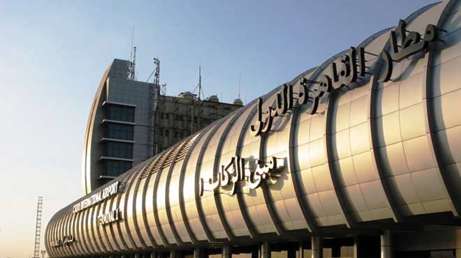 عشرات المصدرين يتجمهرون بمطار القاهرة بسبب بطء تحميل بضائعهم في المواعيد المحددة