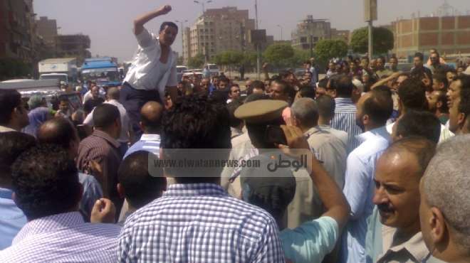  دروع بشرية من الشرطة والأهالي أمام قسم عين شمس لمنع اقتحامه من مؤيدي 