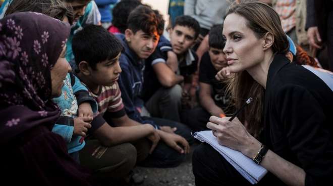  أنجلينا جولي تطلع على أحوال اللاجئين السوريين في المنطقة الحدودية الشمالية للأردن 