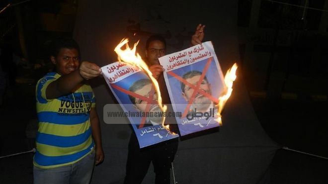 بالصور| معتصمو ديوان محافظة الإسماعيلية يحرقون صور 