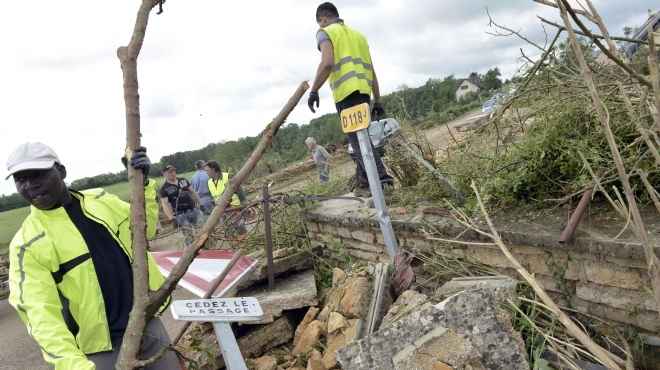 بالصور| الرياح والفيضانات تتسبب في تدمير المنازل بغرب فرنسا