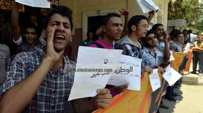  لليوم الثالث.. خريجو الثانوية يتظاهرون أمام جامعة الإسكندرية للمطالبة بـ
