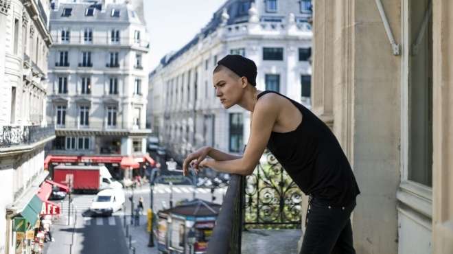  بالصور| تامي جلاسير.. عارضة الأزياء الرجالية في باريس 
