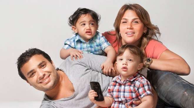  لأول مرة.. رامي صبري ينشر صورة لأولاده التوأم وزوجته 