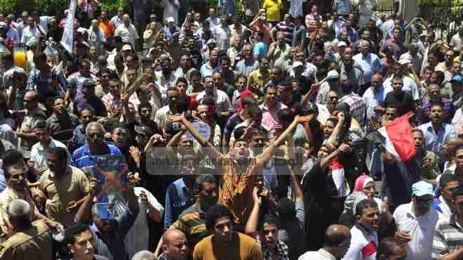  متظاهرو الإسكندرية يسلمون شخصا يوزع المياه للشرطة عقب تسمم عدد منهم 
