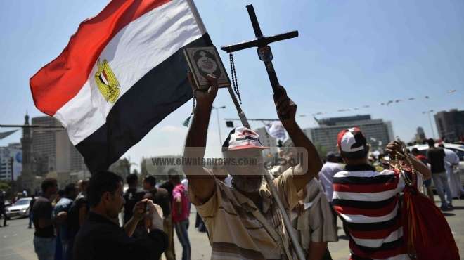 «التحرير»: المتظاهرون يرفعون الأحذية لـ«باترسون» والكارت الأحمر لـ«مرسى»