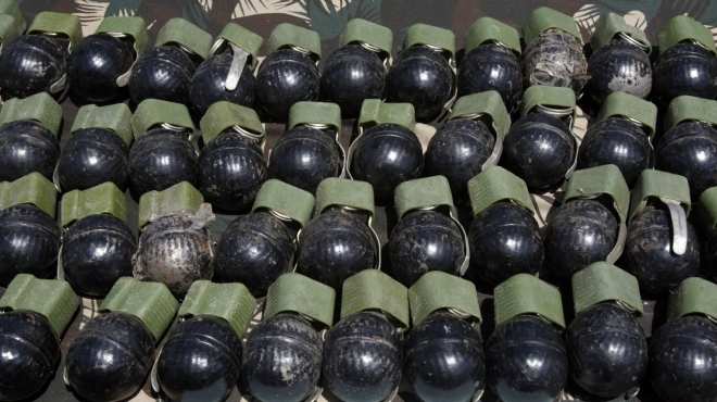  ضبط 7 قنابل يدوية وبندقية آلية بحوزة سباك وسائق في المنيا