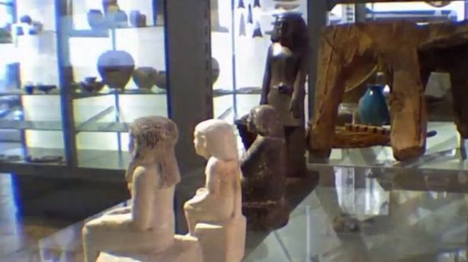 تمثال فرعوني يتحرك من تلقاء نفسه بمتحف مانشيستر في بريطانيا 