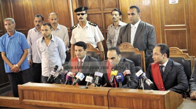 المحكمة تكلف النيابة باستدعاء الرئيس مرسى و33 قيادياً بالإخوان بتهم التخابر واقتحام السجون والإرهاب والقتل