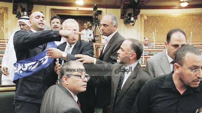 نواب «الإخوان» يعتدون على نائبين ارتديا وشاح «مطلوب رئيس جديد»