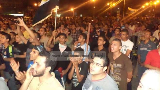  تزايد أعداد المتظاهرين أمام مبنى محافظة الشرقية أثناء خطاب الرئيس