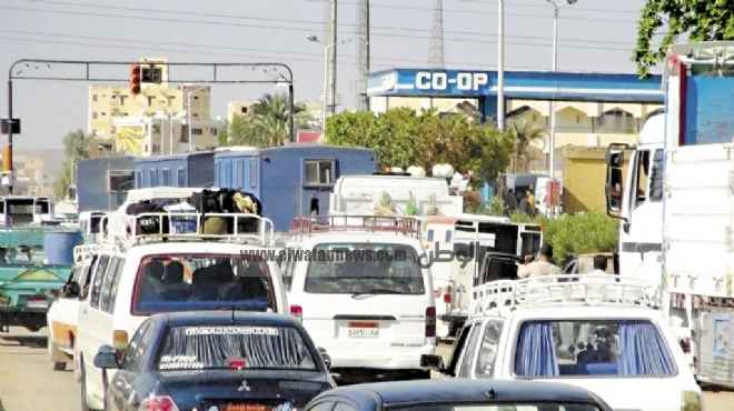 تكدس عشرات السيارات أمام محطات الوقود بسوهاج بسبب 