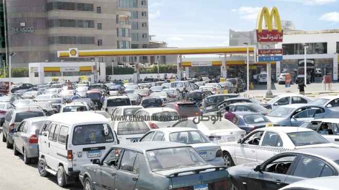 تكدس السيارات أمام محطات الوقود بسبب نقص بنزين 80 في الفيوم 