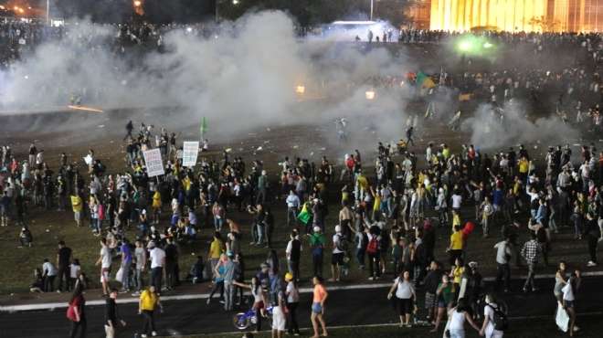  متظاهرون مناهضون للحكومة يقتحمون مبنى مجلس مدينة ريو دى جانيرو البرازيلية 