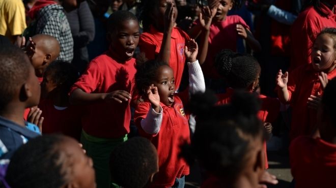  بالصور| أطفال جنوب أفريقيا يصلون من أجل تحسن صحة 