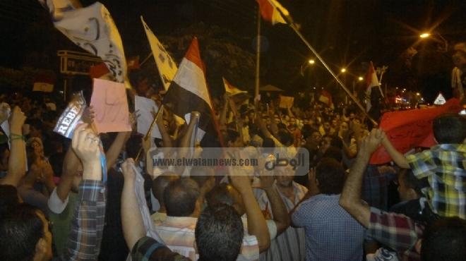  المتظاهرون في طهطا يعلنون انتهاء حكم الإخوان.. ويسيطرون على مبنى مجلس المدينة 
