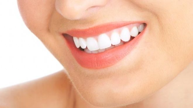  5 أشياء طبيعية من أجل أسنان ناصعة البياض