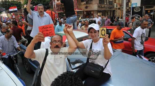 مصفحات الشرطة ترفع الأعلام المصرية وسط مسيرات بورسعيد المطالبة برحيل 
