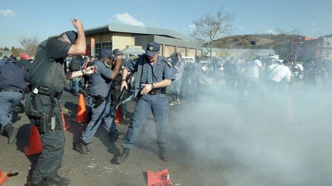  بالصور| شرطة جنوب أفريقيا تطلق قنابل تشل حركة عشرات المتظاهرين ضد زيارة 