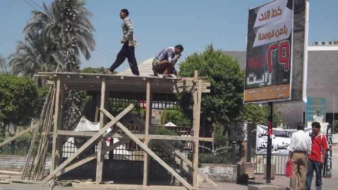  منصة خشبية ولافتات وخيام في ميدان السواقي بالفيوم استعدادا لـ30 يونيو 