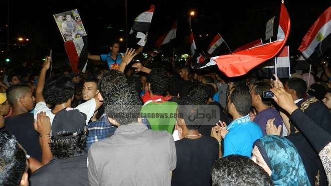 توافد آلاف المتظاهرين على ديوان محافظة الإسماعيلية لتفويض الجيش لمواجهة الإرهاب