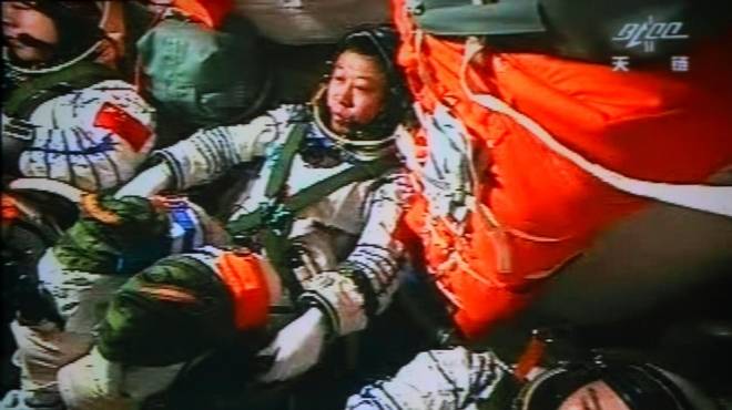 أول رائدة فضاء صينية في مهمة إلى الفضاء
