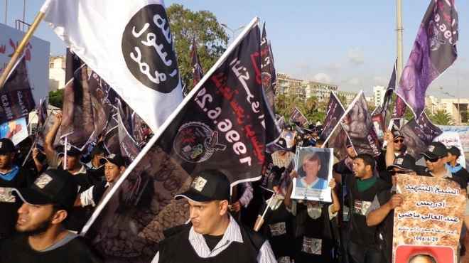 طلاب جامعة طرابلس يتظاهرون بميدان الجزائر في ليبيا