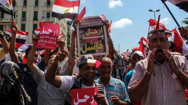 أحد المؤيدين يلقي بأكياس مياه على المتظاهرين في الإسكندرية.. والمسيرة ترد: 