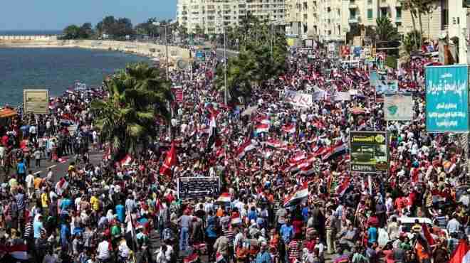 متظاهرو الإسكندرية يرقصون بالطبول على الكورنيش