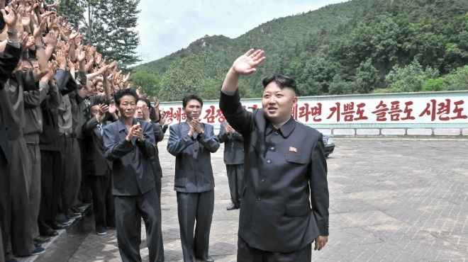 بالصور| الرئيس الكوري الشمالي يتفقد أحد مصانع الآلات في هامجيونج