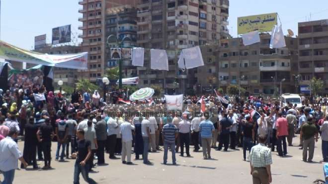  اختناقات مرورية بالزقازيق بعد إغلاق مؤيدي مرسي الطريق الرئيس بالمدينة
