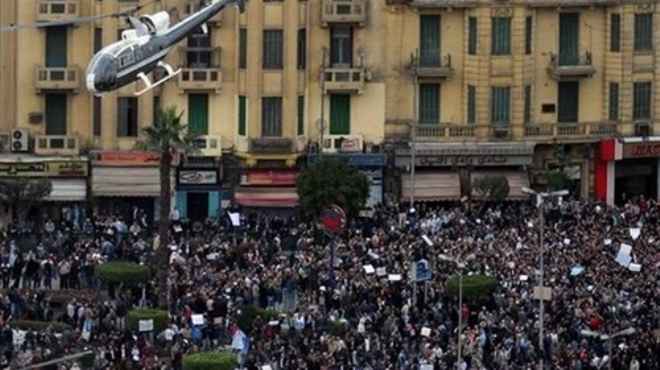 طائرات الجيش تلقي عددا كبيرا من الأعلام المصرية على متظاهري 