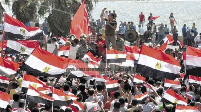  فرحة عارمة في الإسكندرية عقب بيان الجيش.. والمتظاهرون: مرسي مش رئيسي