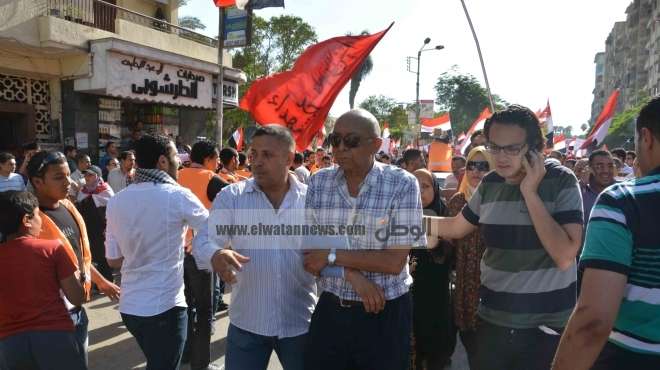  الدكتور محمد غنيم يتقدم مسيرة تضم آلاف المتظاهرين بالمنصورة 