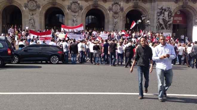 بالفيديو| الجالية المصرية بباريس تتظاهر ضد 