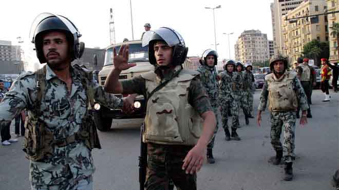 الجيش يلقى القبض على محرر جريدة 