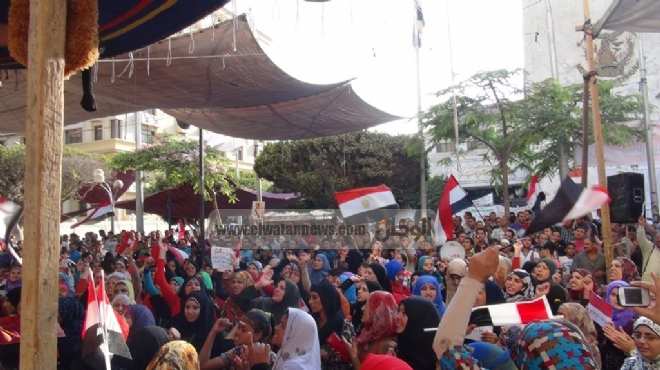  الفرحة تسود اعتصام ديوان محافظة المنوفية بعد أنباء تحديد إقامة مرسي