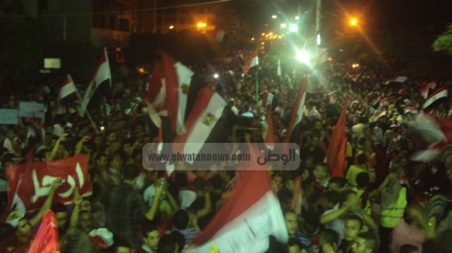  أهالي القليوبية يستقبلون عزل مرسي بإطلاق الأعيرة النارية في الهواء