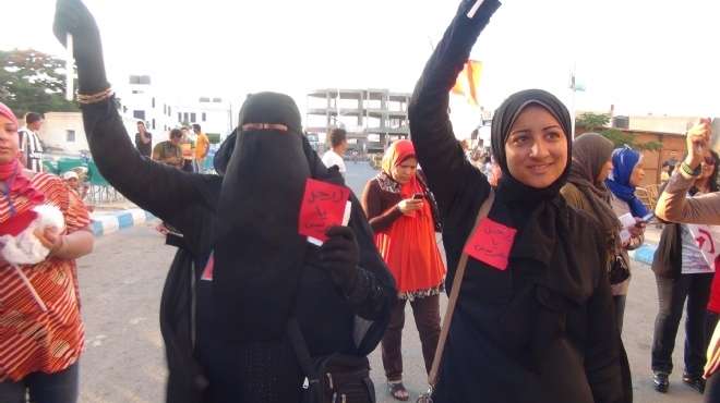 بالصور| سيدات مطروح يشاركن في المظاهرات لإسقاط النظام
