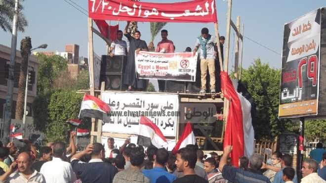 توافد المئات بميدان السواقي بالفيوم للمطالبة برحيل مرسي
