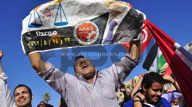 مظاهرة بالإسكندرية لتأييد قرارات مرسى.. وأخرى معارضة