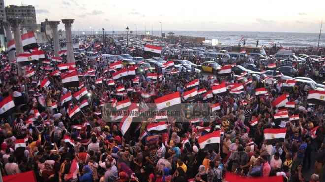 الإسكندرية: المتظاهرون يردون على «مرسى» بـ«قطع الكورنيش والسكك الحديدية والطريق الصحراوي»