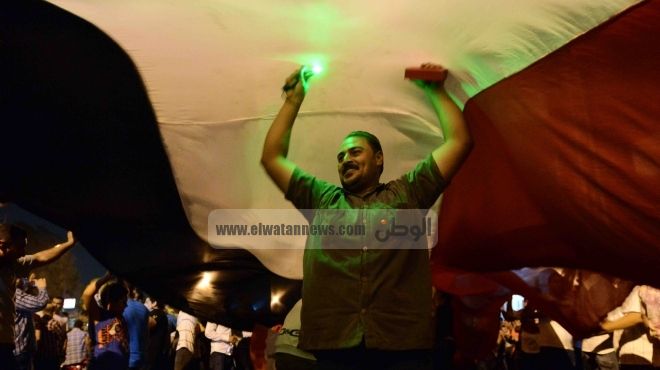  المتظاهرون يحتفلون بخلع مرسي أمام 