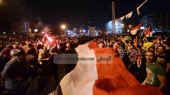  مؤيدو القوات المسلحة يحملون عقيد شرطة ومقدم جيش على الأعناق بالقرب من اعتصام الإخوان