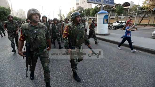  قوات الجيش توزع زجاجات المياه على المتظاهرين أمام الحرس الجمهوري