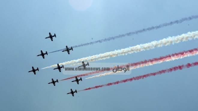 طائرات الجيش تطوق متظاهري الحرس الجمهوري وترفع أعلام مصر