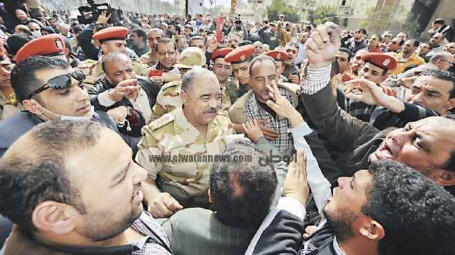  قائد الجيش الثانى يتفقد لجان الاستفتاء بالإسماعيلية وسط إقبال مكثف من الناخبين